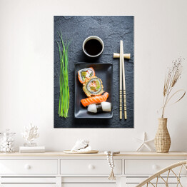 Plakat samoprzylepny Świeże sushi, ciemna ceramika i pałeczki do jedzenia
