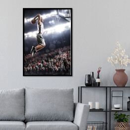 Plakat w ramie Koszykarz celujący do kosza podczas meczu