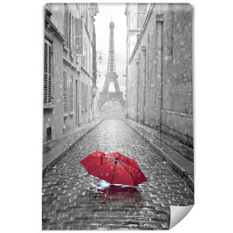 Widok Wieża Eiffla z ulicy Paryża w deszczowy dzień