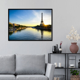Plakat w ramie Wschód słońca nad Wieżą Eiffla w Paryżu