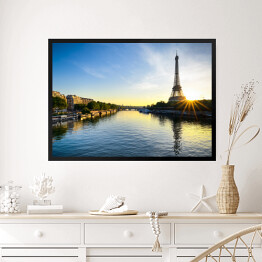 Obraz w ramie Wschód słońca nad Wieżą Eiffla w Paryżu