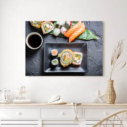 Obraz na płótnie Sushi z sosem sojowym na czarnej skale