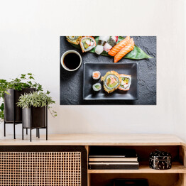 Plakat Sushi z sosem sojowym na czarnej skale