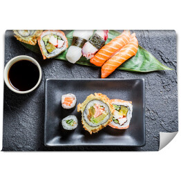 Fototapeta Sushi z sosem sojowym na czarnej skale