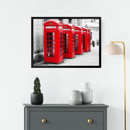 Obraz w ramie Budki telefoniczne w Londynie ustawione w rzędzie