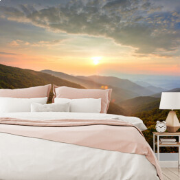 Fototapeta samoprzylepna Piękny zachód słońca w górach latem