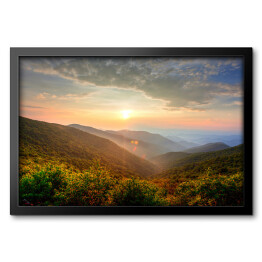 Obraz w ramie Piękny zachód słońca w górach latem