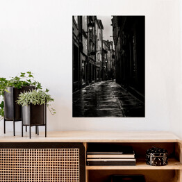Plakat samoprzylepny Wąska uliczka. Czarno biały krajobraz miasta
