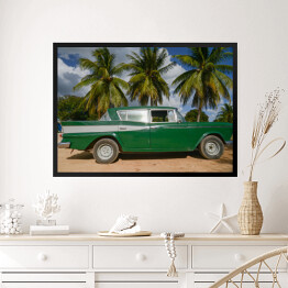 Obraz w ramie Zielony samochód na ulicy w Hawanie na Kubie