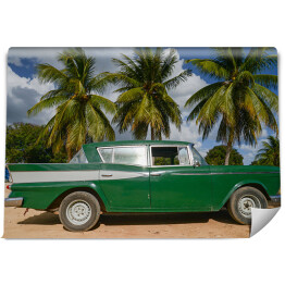 Fototapeta winylowa zmywalna Zielony samochód na ulicy w Hawanie na Kubie