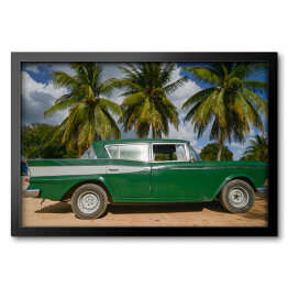 Obraz w ramie Zielony samochód na ulicy w Hawanie na Kubie