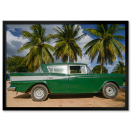Plakat w ramie Zielony samochód na ulicy w Hawanie na Kubie