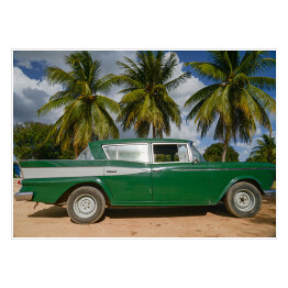 Plakat samoprzylepny Zielony samochód na ulicy w Hawanie na Kubie