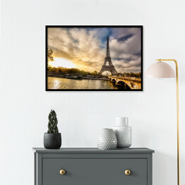 Plakat w ramie Wieża Eiffla, widok z łodzi na Sekwanie w Paryżu, Francja