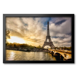Obraz w ramie Wieża Eiffla, widok z łodzi na Sekwanie w Paryżu, Francja