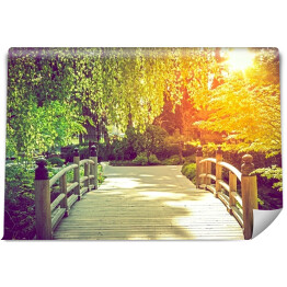 Fototapeta samoprzylepna Drewniany, jasny most w parku w słoneczny dzień