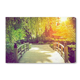 Obraz na płótnie Drewniany, jasny most w parku w słoneczny dzień