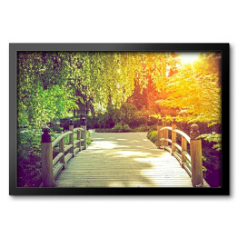 Obraz w ramie Drewniany, jasny most w parku w słoneczny dzień