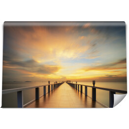 Fototapeta samoprzylepna Drewniany most prowadzący w kierunku słońca
