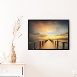 Obraz w ramie Drewniany most prowadzący w kierunku słońca