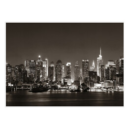 Plakat samoprzylepny Nocna panorama Manhattanu z wieżowcami od strony wybrzeża 