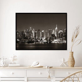 Plakat w ramie Nocna panorama Manhattanu z wieżowcami od strony wybrzeża 