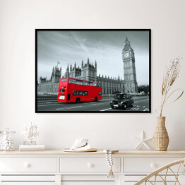 Plakat w ramie Czerwony autobus na czarno-białym tle Pałacu Westminsterskiego w Londynie