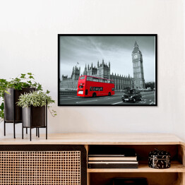 Plakat w ramie Czerwony autobus na czarno-białym tle Pałacu Westminsterskiego w Londynie