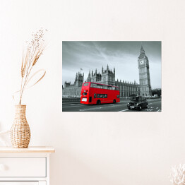 Plakat samoprzylepny Czerwony autobus na czarno-białym tle Pałacu Westminsterskiego w Londynie
