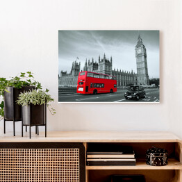 Czerwony autobus na czarno-białym tle Pałacu Westminsterskiego w Londynie