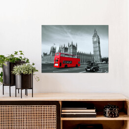 Plakat Czerwony autobus na czarno-białym tle Pałacu Westminsterskiego w Londynie