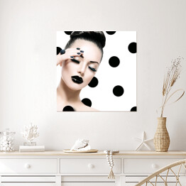 Plakat samoprzylepny Portret dziewczyny na białym tle w czarne kropki