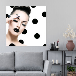 Plakat samoprzylepny Portret dziewczyny na białym tle w czarne kropki