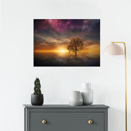 Plakat samoprzylepny Drzewo na tle zachodzącego słońca i fioletowego nieba