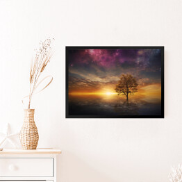 Obraz w ramie Drzewo na tle zachodzącego słońca i fioletowego nieba