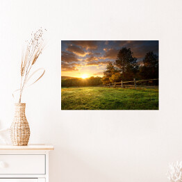 Plakat samoprzylepny Malowniczy krajobraz, ogrodzone ranczo o wschodzie słońca