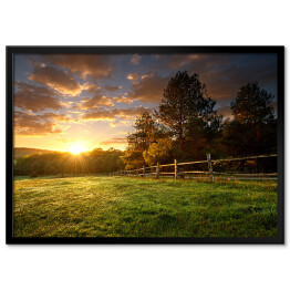 Plakat w ramie Malowniczy krajobraz, ogrodzone ranczo o wschodzie słońca