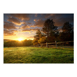 Plakat samoprzylepny Malowniczy krajobraz, ogrodzone ranczo o wschodzie słońca