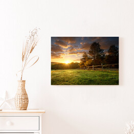 Obraz na płótnie Malowniczy krajobraz, ogrodzone ranczo o wschodzie słońca