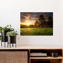Plakat Malowniczy krajobraz, ogrodzone ranczo o wschodzie słońca