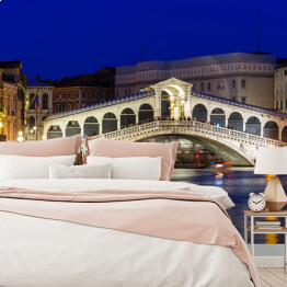 Fototapeta winylowa zmywalna Nocny widok mostu Rialto i Wielkiego Kanału w Wenecji we Włoszech