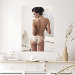 Plakat samoprzylepny Piękna naga kobieta w koronkowej bieliźnie
