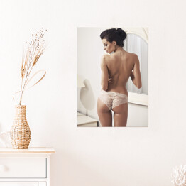 Plakat samoprzylepny Piękna naga kobieta w koronkowej bieliźnie