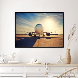 Plakat w ramie Duży samolot na tle wschodu słońca