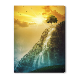 Obraz na płótnie Drzewo na skraju wodospadu na tle złocistego nieba