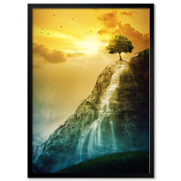 Plakat w ramie Drzewo na skraju wodospadu na tle złocistego nieba