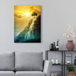 Obraz na płótnie Drzewo na skraju wodospadu na tle złocistego nieba
