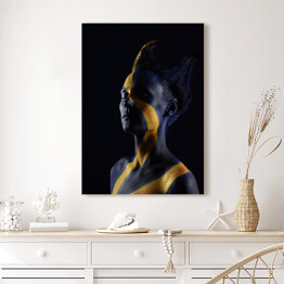 Obraz klasyczny Ciemny granat i makijaż ze złotem glamour - portret kobiety 