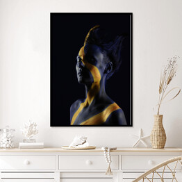 Plakat w ramie Ciemny granat i makijaż ze złotem glamour - portret kobiety 