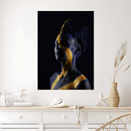 Plakat Ciemny granat i makijaż ze złotem glamour - portret kobiety 